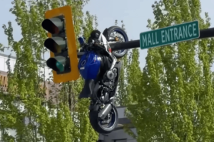 Suzuki GSX-R750 blieb nach Kollision mit BMW am Ampelmast hängen