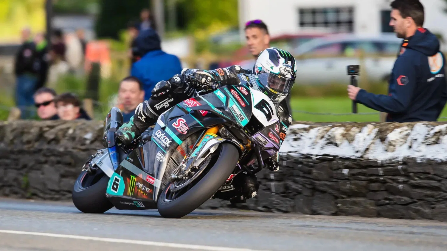 Dunlop im Superbike TT-Rennen: Bildnachweis: Isle of Man TT. © Isle of Man TT