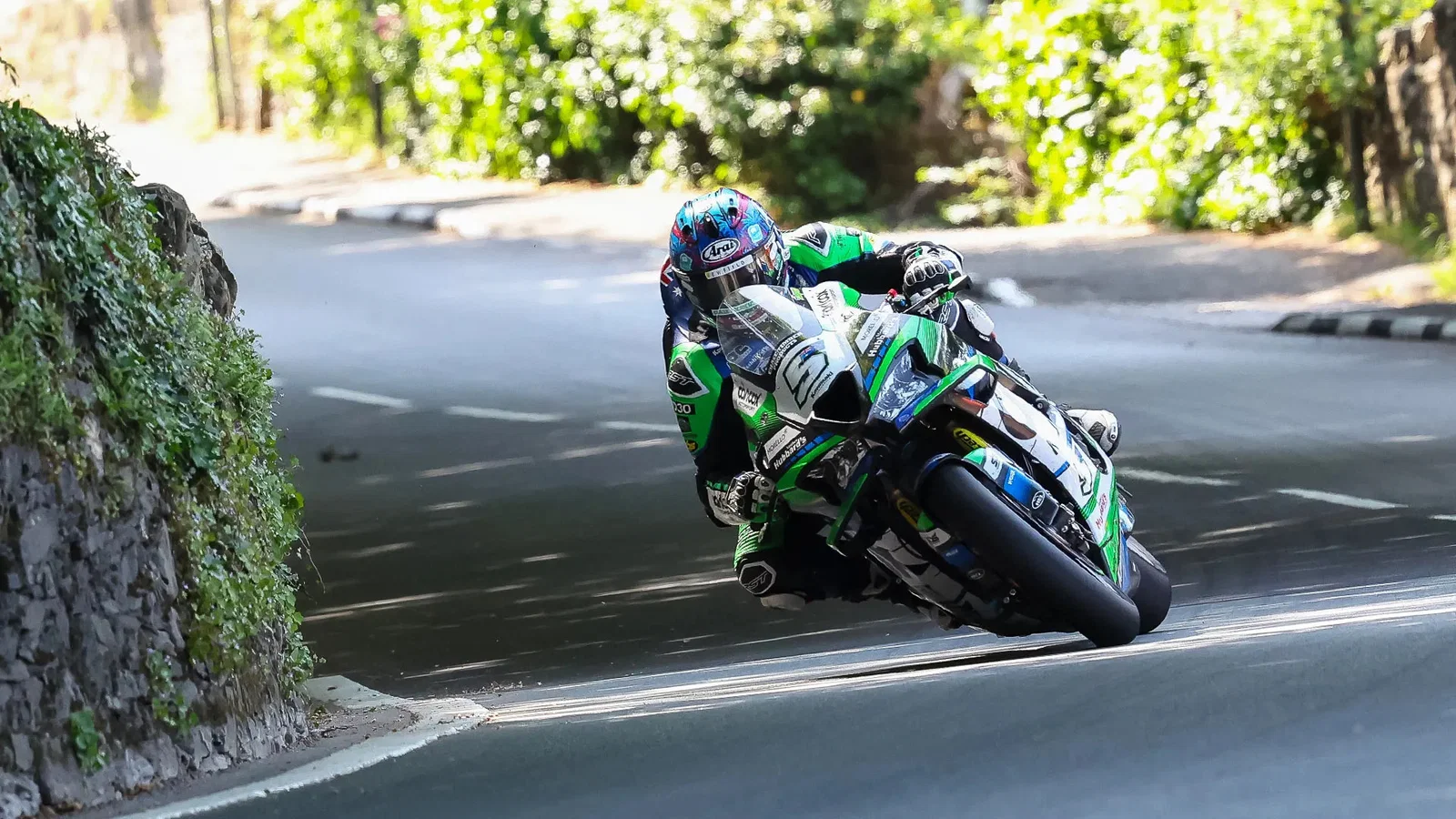 Davo Johnson fährt im Superbike TT. Bildnachweis: Isle of Man TT.