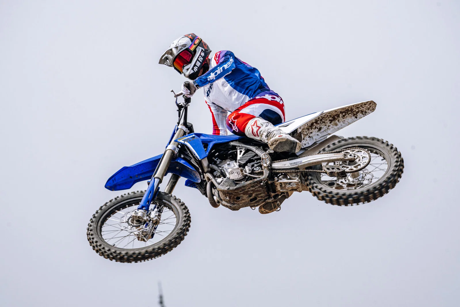 Der ZXMoto MX250 fliegt von einem Sprung