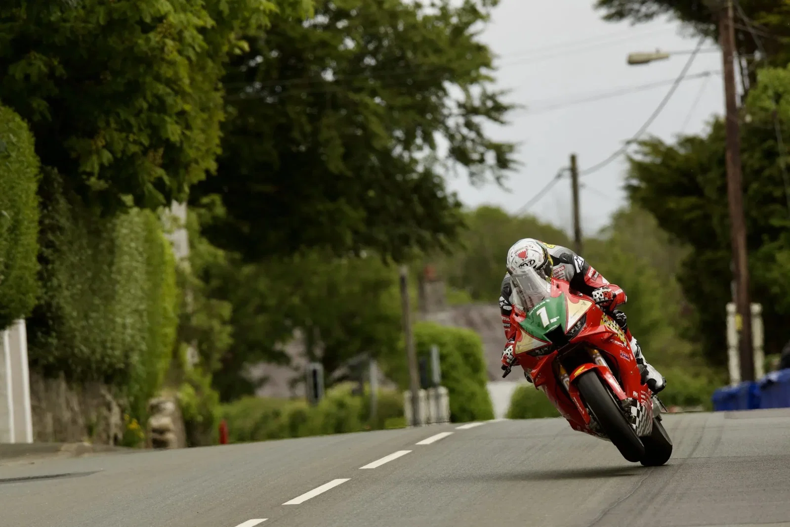 John McGuinness rollt mit seinem Honda über eine Kuppe