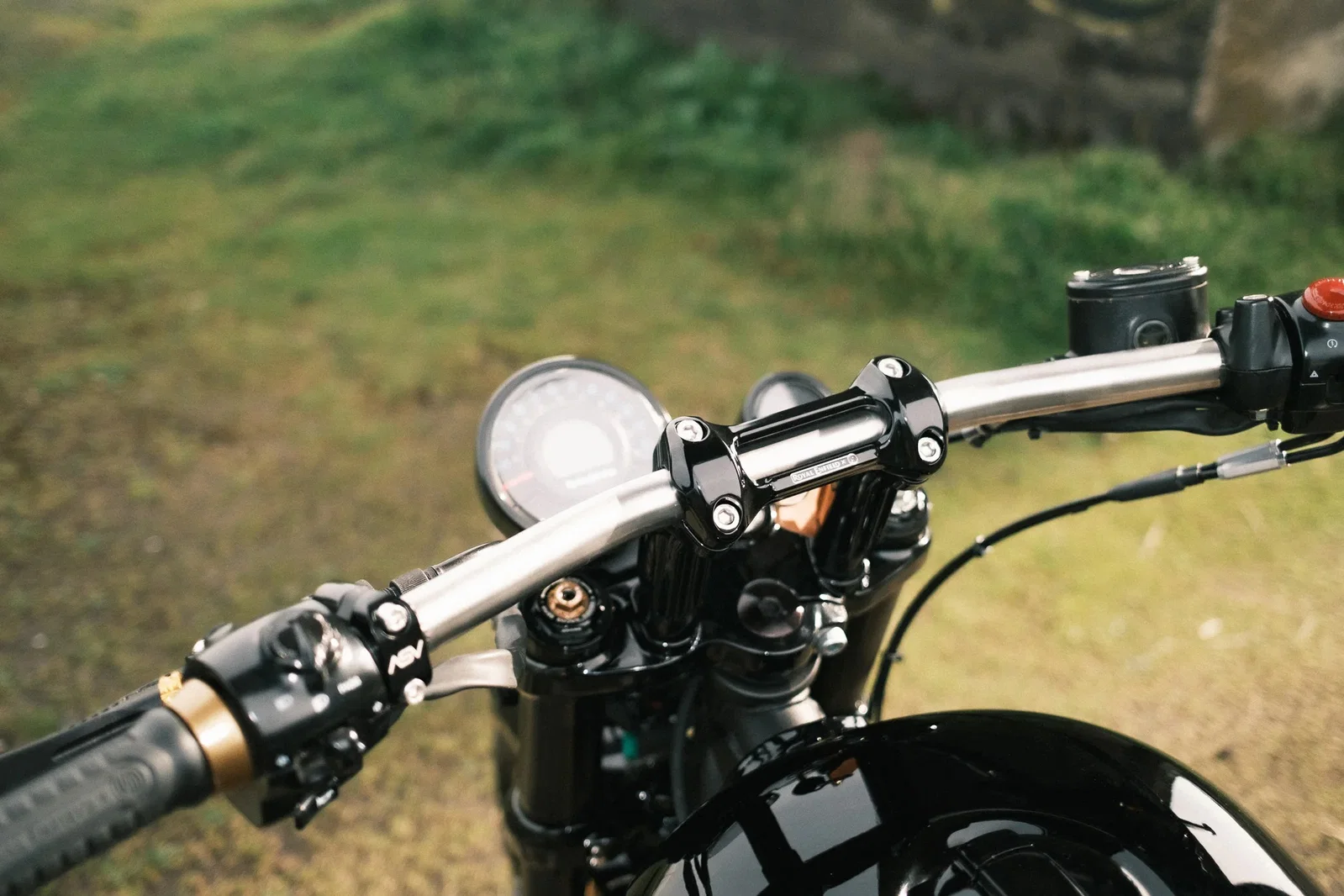 Die speziell angefertigten Lenkererhöhungen verleihen dem Fahrrad eine ganz andere Fahrposition