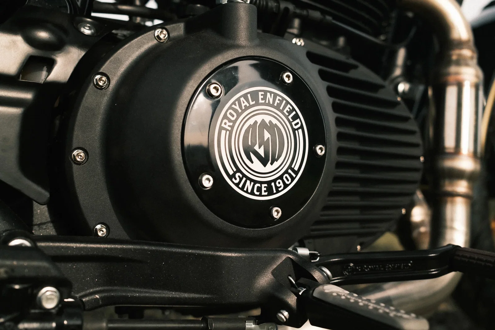 Das Fahrrad verfügt über durchgehend gerippte Teile, die ihm eine Vintage-Atmosphäre verleihen