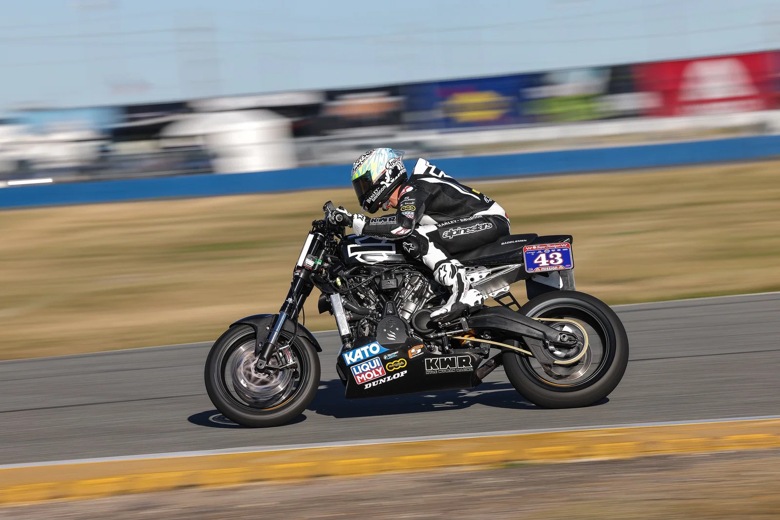 KWR Super Hooligan Pan America Motorrad. Bildnachweis – KWR Harley-Davidson Team