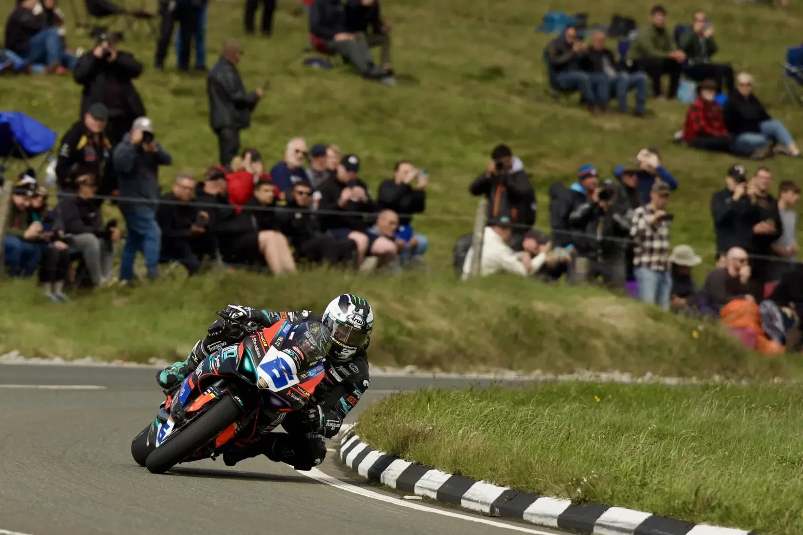 Michael Dunlop fährt beim TT eine Kurve. Bildnachweis: Isle of Man TT.