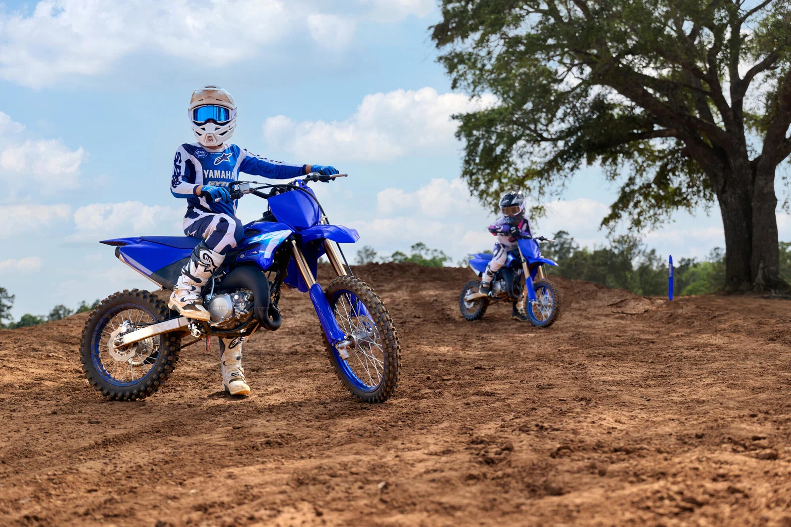 2027 Yamaha YZ85-Maschinen im Icon Blue-Farbschema.