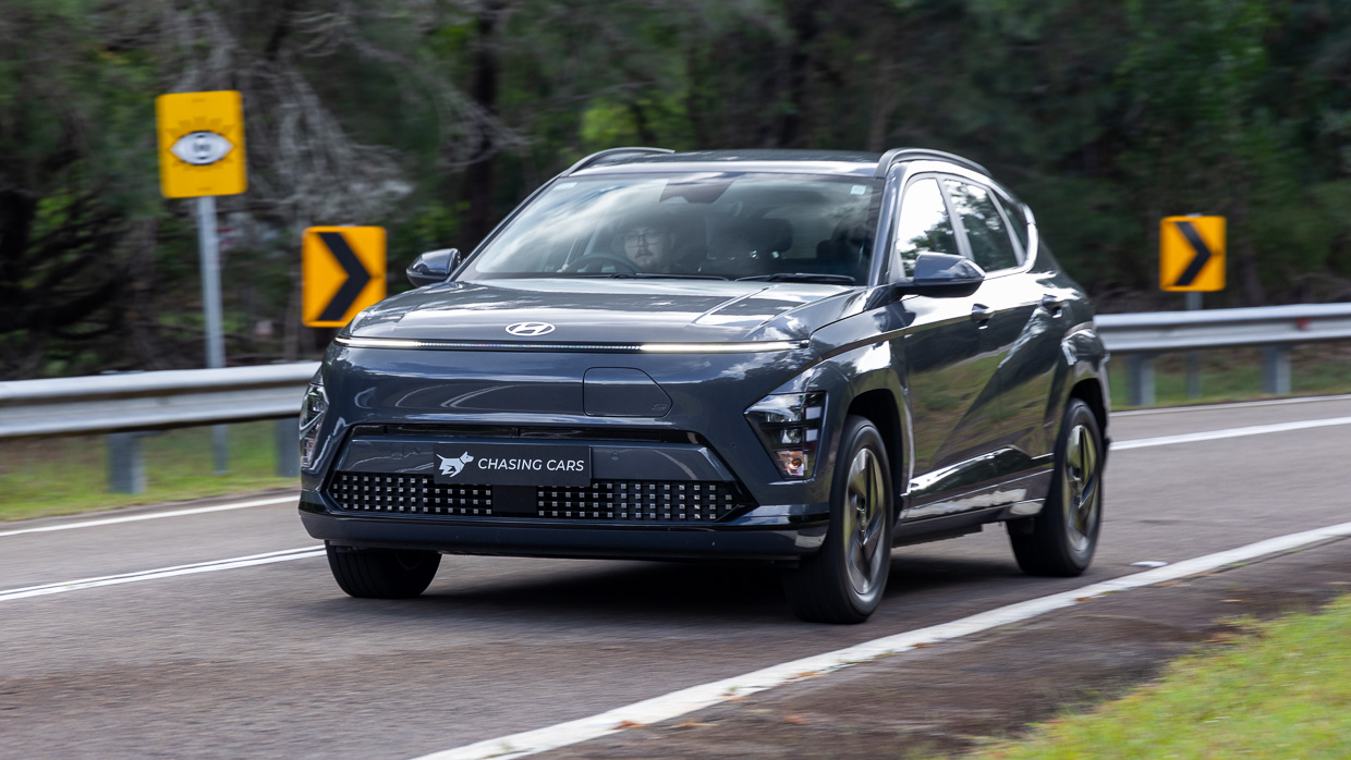 Hyundai Kona Electric 2024 fährt vorne 3/4 15