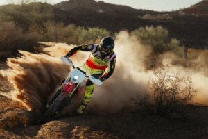 Der britische Fahrer beteiligt sich am elektrischen Angriff von Stark Future beim Red Bull Erzbergrodeo 2026