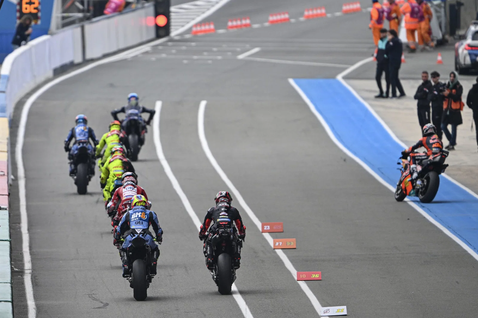 MotoGP-Fahrer rollen in Le Mans durch die Boxengasse, Bildnachweis: Gold and Goose.