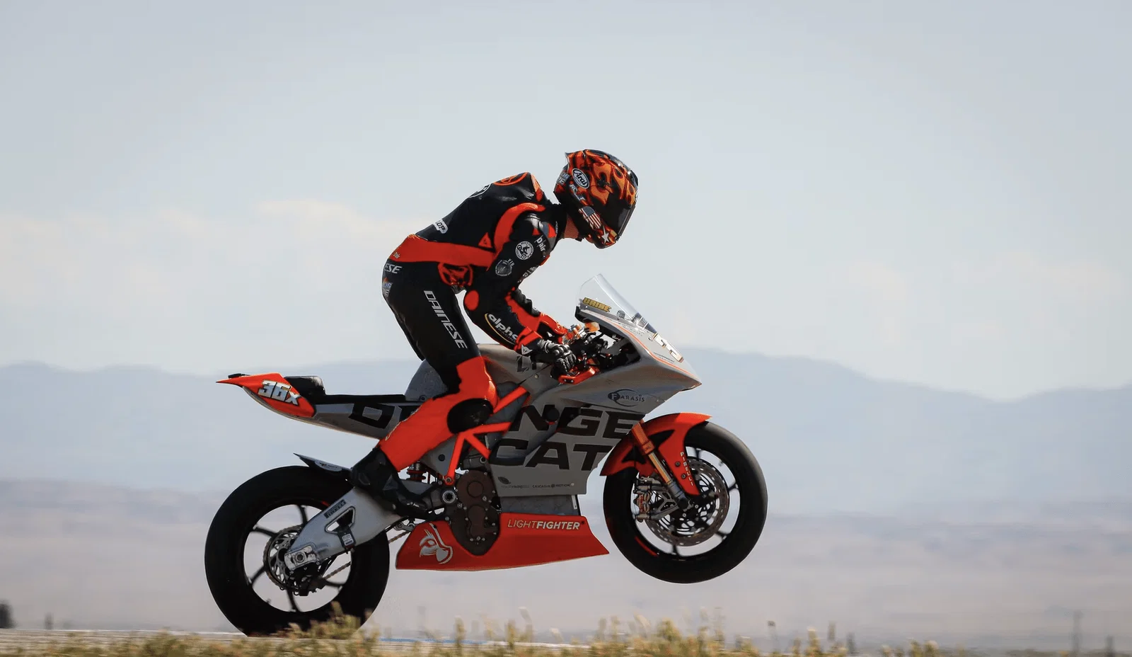 Ein Lightfighter V3-RS macht einen Wheelie