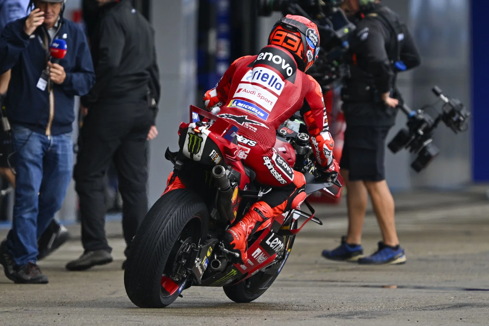 Marc Marquez in der Boxengasse bei einem MotoGP-Rennen. Bildnachweis: Gold und Gans.
