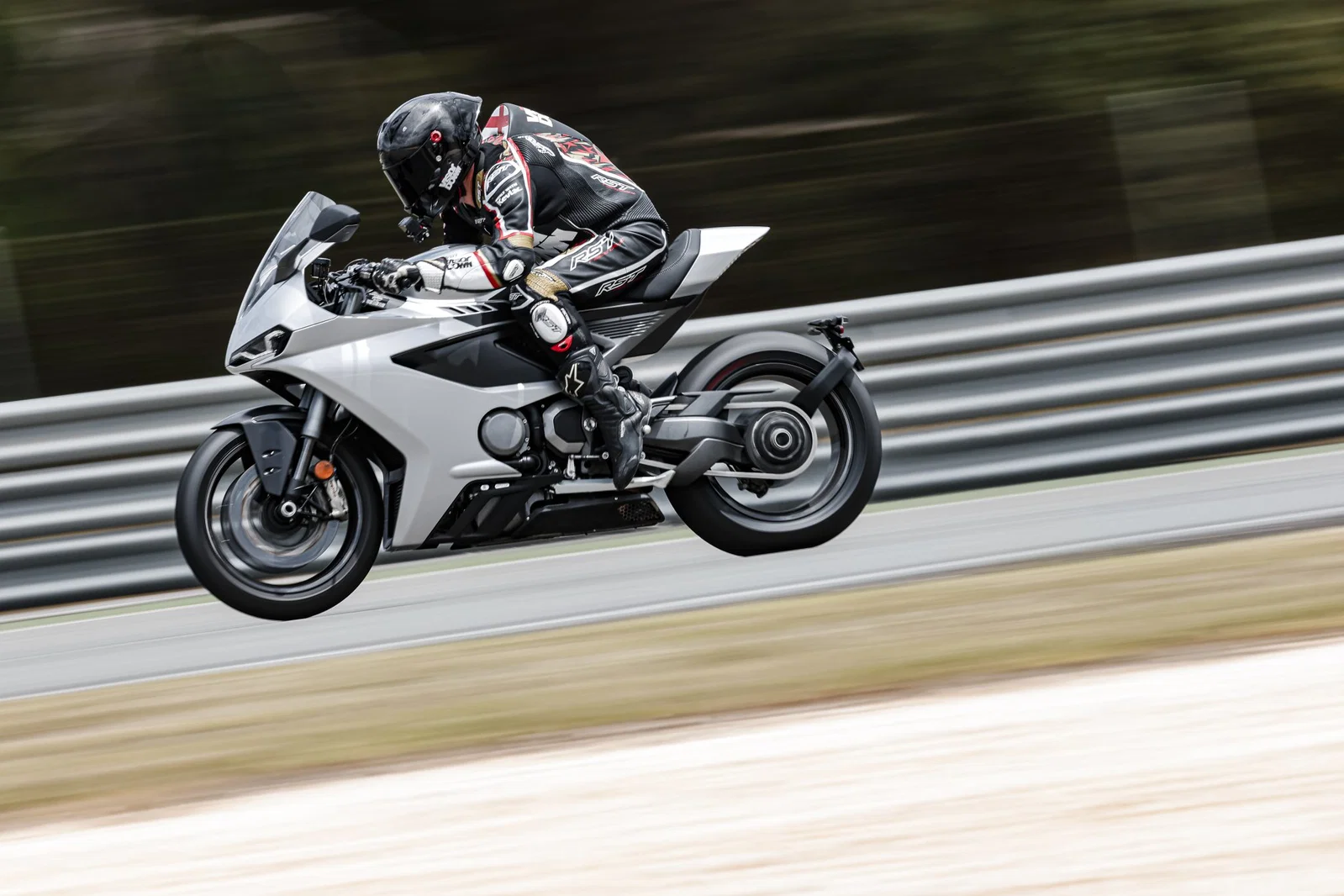 Visordown-Redakteur Toad Hancocks auf dem neuen Manx R beim Norton-Launch.