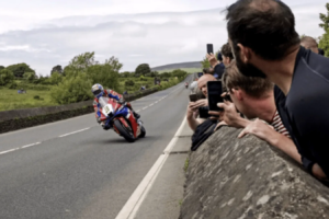 Sena sichert sich einen Dreijahresvertrag zur Unterstützung der Isle of Man TT