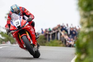 Isle of Man TT gibt den Sieger des Senior-Rennens bekannt, nachdem der Zeitplan für Samstag aufgegeben wurde