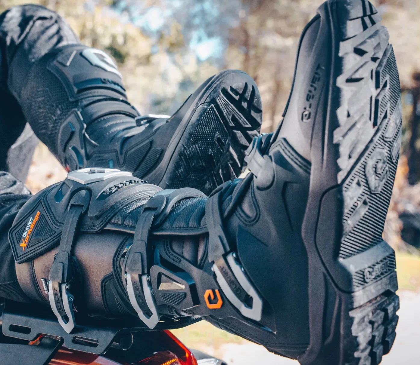 Testen der Eleveit X Privilege E-Dry Enduro-Motorradstiefel