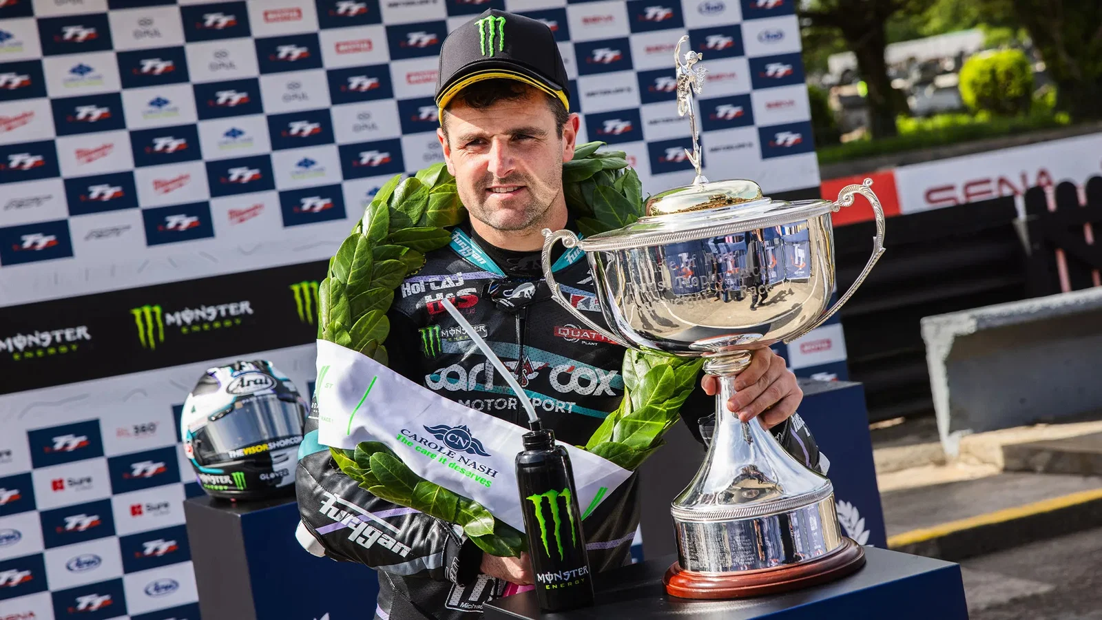 Michael Dunlop, nachdem er 2026 ein weiteres TT-Rennen gewonnen hatte. Bildnachweis: Isle of Man TT.