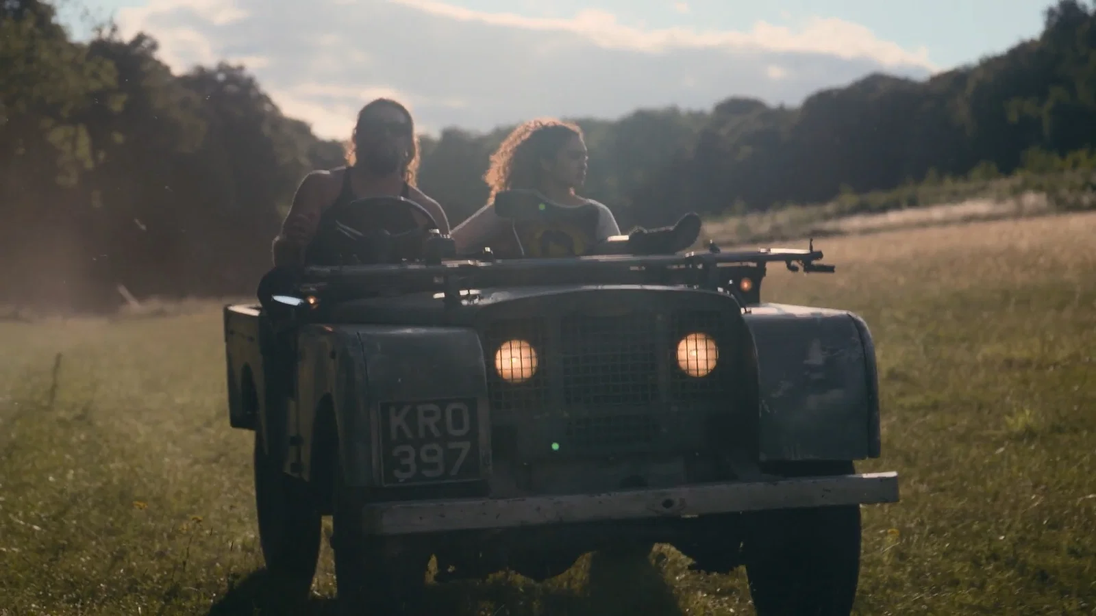 Momoa fährt einen klassischen Land Rover