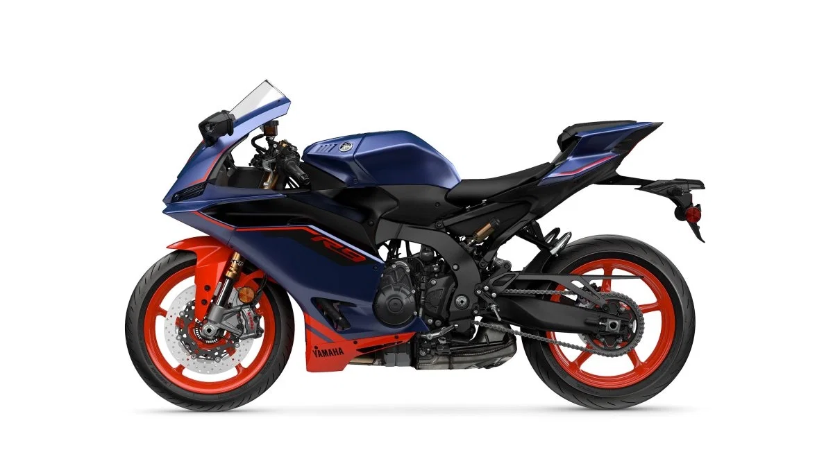 Die Yamaha R9 in mattem Phantomblau und fluoreszierendem Rot