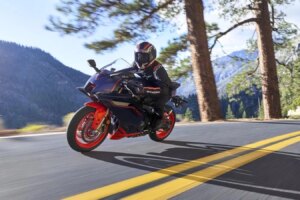 Yamaha R9 in den Farben Matte Phantom Blue und Fluorescent Red angekündigt