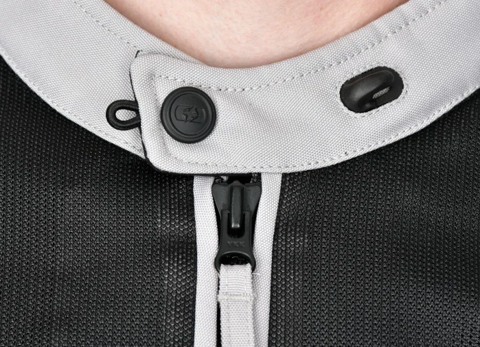 Der Kragen der Jacke