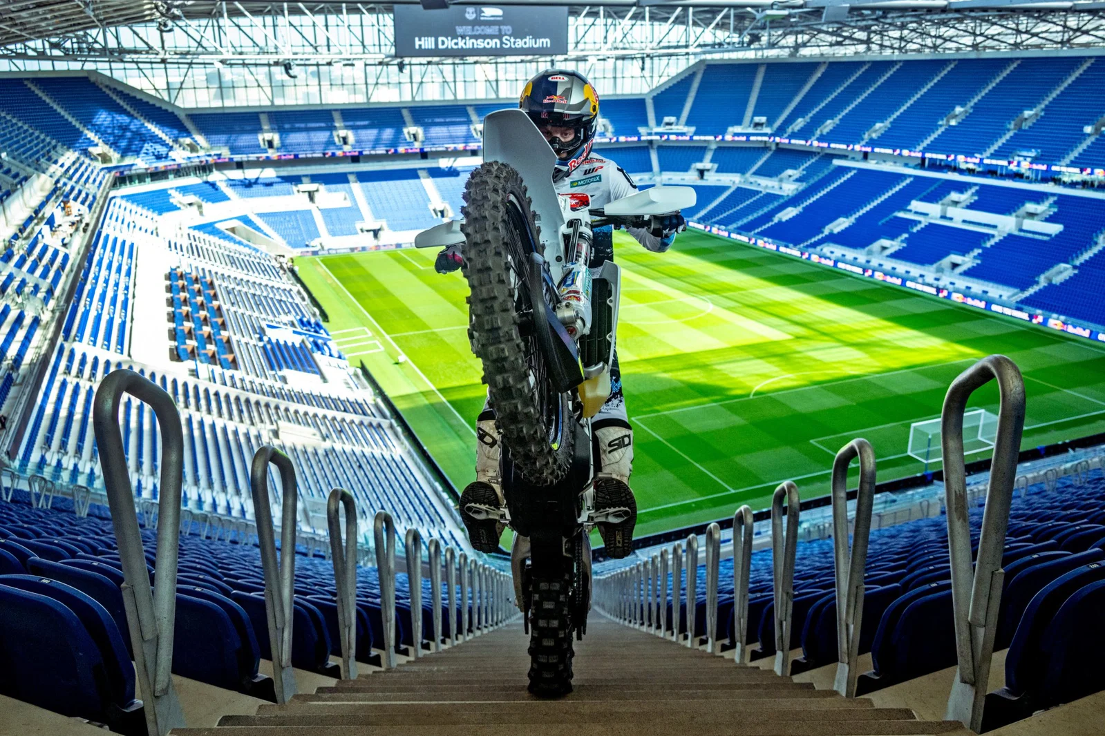 Billy Bolt zieht einen Wheelie die Stadiontreppe hinauf