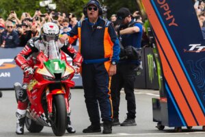 John McGuinness absolviert mit 54 Jahren das schnellste Sechs-Runden-Rennen der Isle of Man TT aller Zeiten