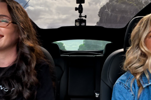 Soll ich ein Elektroauto kaufen? Die neue Videoserie „Chasing Cars“ und „Mamamia“ beantwortet in ihrer Debütfolge die großen Fragen