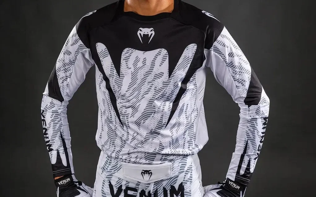 Ein Venum MX-Reittrikot
