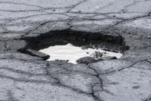 Die Kommunen geraten durch die neuen transparenten Vorschriften zur Schlaglochreparatur unter Druck