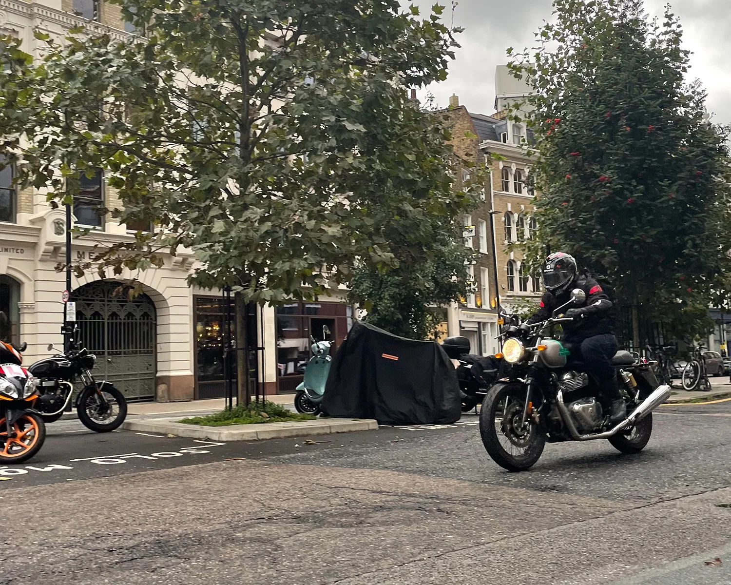 Fahrt mit der Royal Enfield Interceptor 650 in London