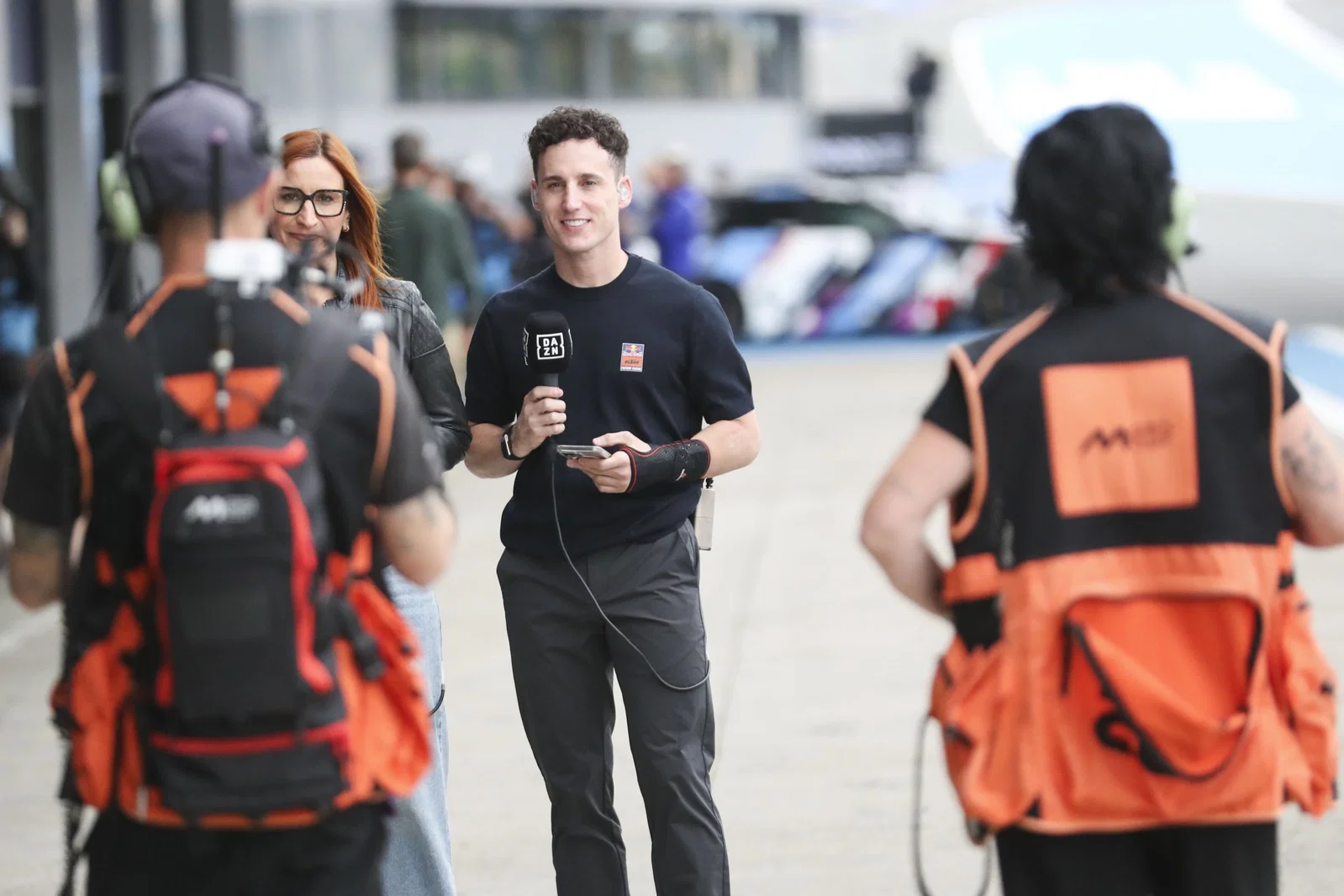 Pol Espargaro übt seine Expertenaufgaben für DAZN aus. Bildnachweis: Gold und Gans.