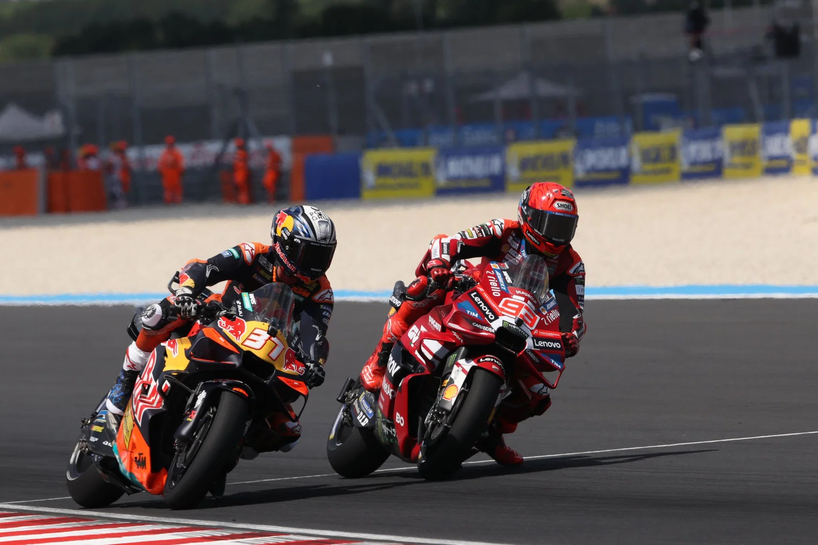 Pedro Acosta kämpft in Ungarn gegen Marc Marquez. Bildnachweis: Gold und Gans.