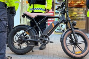 MCIA gibt einen Leitfaden heraus, der der Polizei helfen soll, illegale E-Bikes zu identifizieren, während die Maßnahmen der Regierung ins Stocken geraten