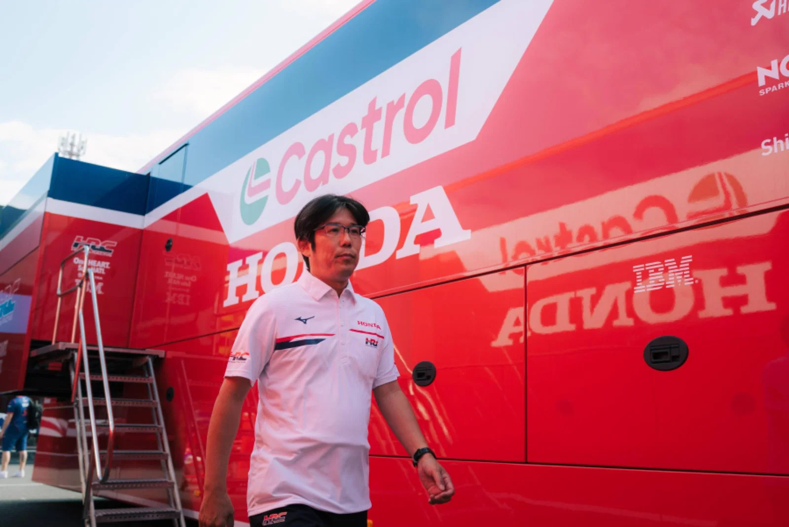 Mikihiko Kawase im MotoGP-Fahrerlager.