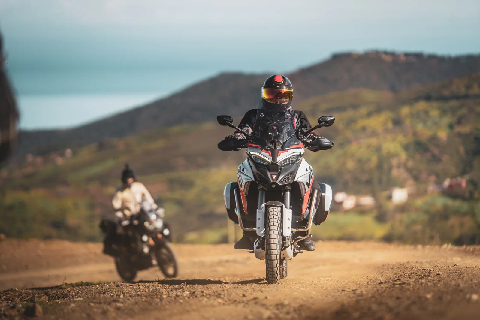 Eine Ducati Multistrada im Gelände.