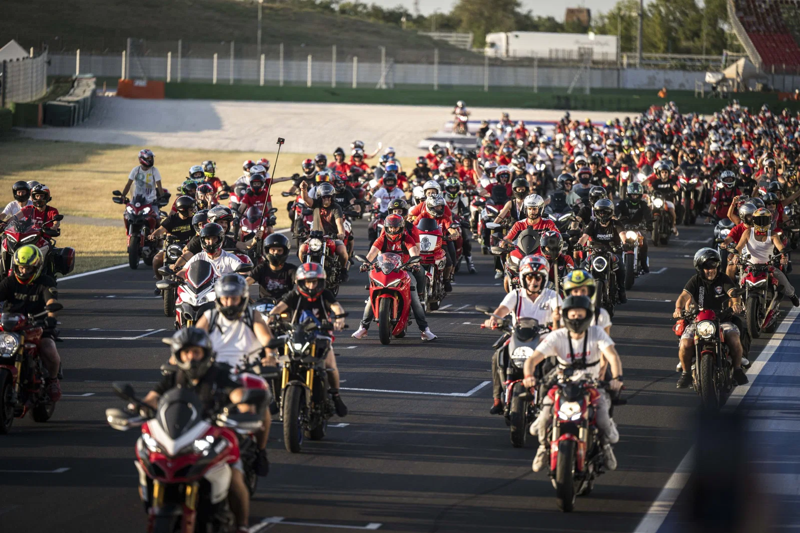 Ducatisti fahren mit ihren Motorrädern in Misano.