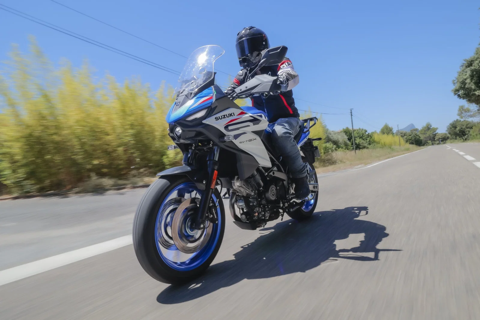 Der neue Suzuki SV-7GX unterwegs.