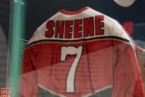 Einmalige Barry-Sheene-Replika-Lederbekleidung, die in Silverstone für wohltätige Zwecke versteigert wird