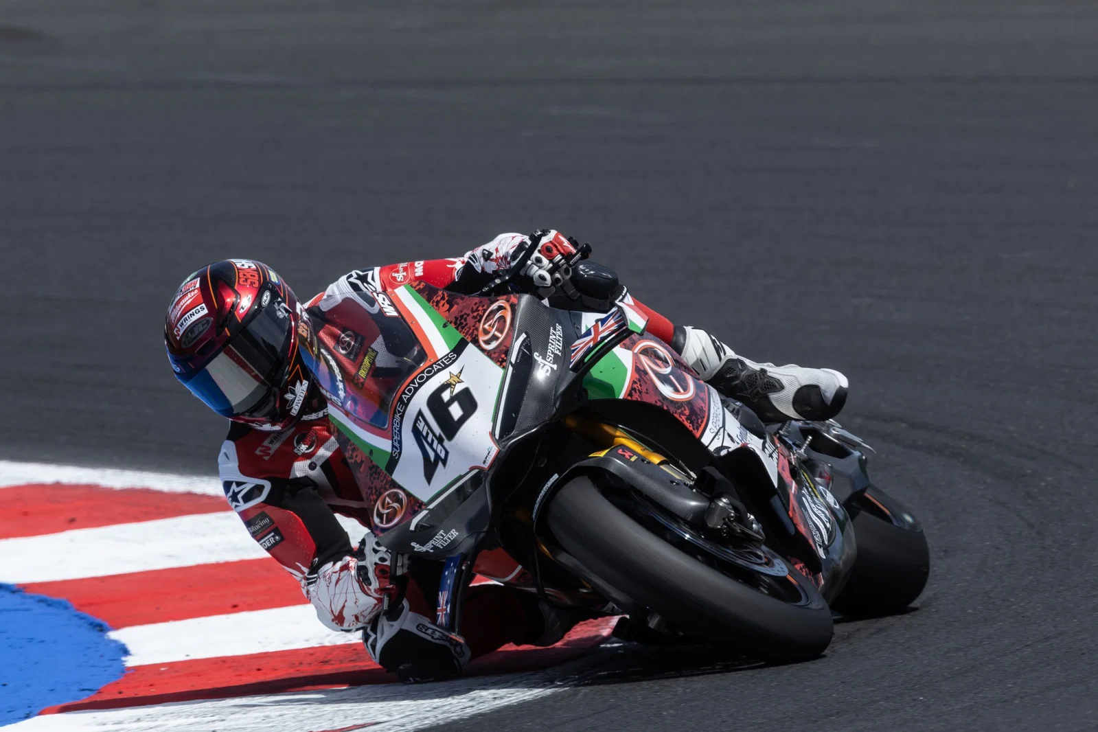 Tommy Bridewell fährt eine Panigale V4 R. Bildnachweis: Gold and Goose.