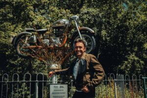Royal Enfield-Plakette „World Origin Site“ von Richard Hammond in Redditch enthüllt