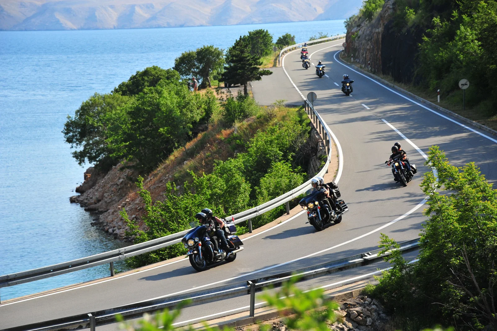 Harley-Motorräder fahren auf der Straße. 