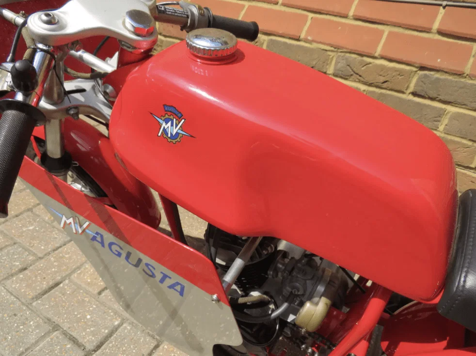 Mini MV Agusta GP Kraftstofftank. Bildnachweis: Iconic Auctioneers.