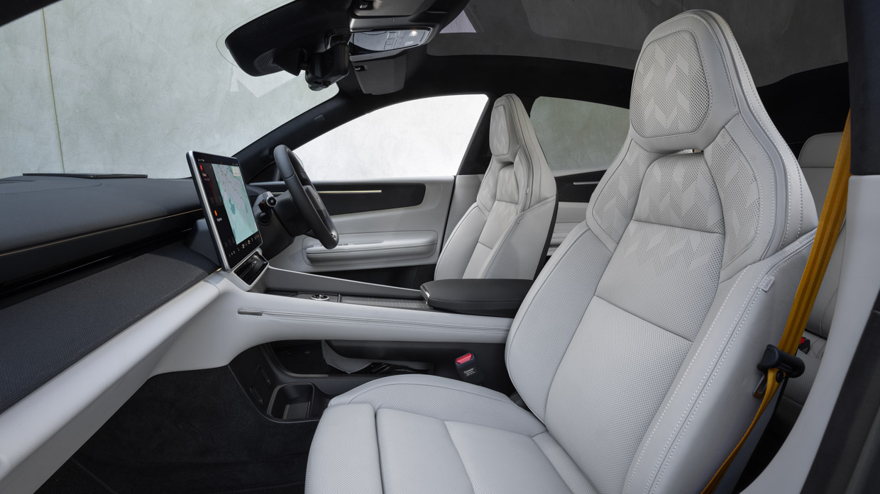 Vordersitz des Polestar 4 2025 mit Dual-Motor-Performance-Paket
