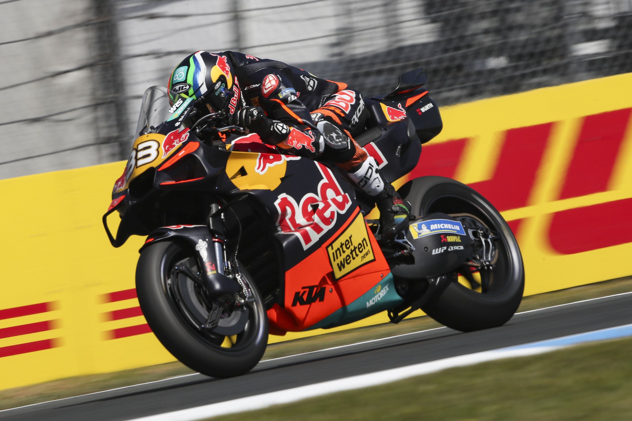 Brad Binder fährt mit seiner KTM RC16 in Assen. Bildnachweis: Gold und Gans.