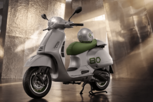 Neue Vespa Edizione Ottantesimo mit passendem Helm auf den Markt gebracht