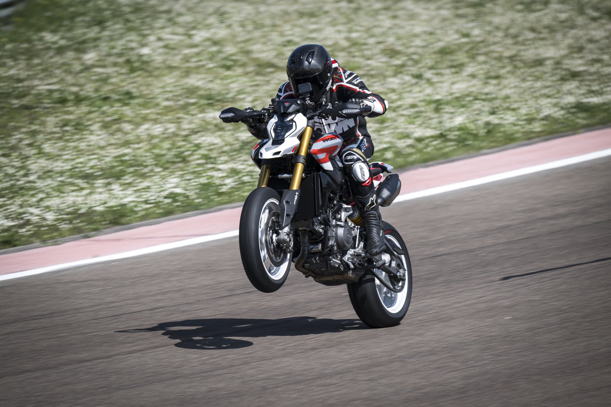 Die Ducati Hypermotard V2 SP – fahrend