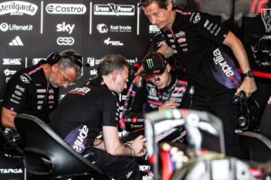 Aprilia reagiert darauf, dass Marco Bezzecchi einen Streckenposten beim MotoGP in Brünn ohrfeigt