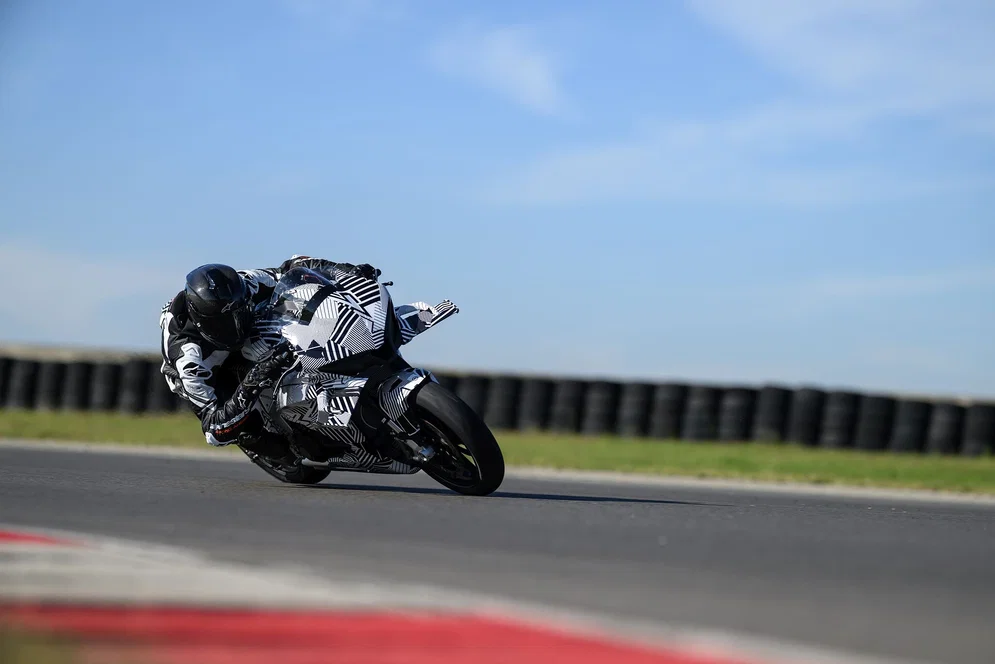 CFMoto V4 SR-RR-Prototyp beim Fahren auf einer Rennstrecke