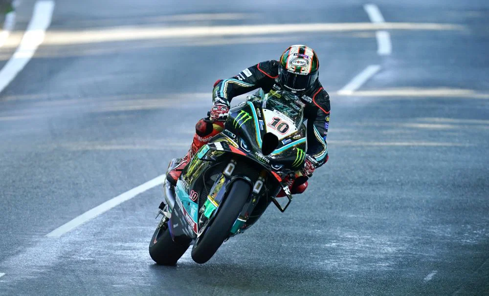 Peter Hickman beim Isle of Man TT 2023 auf einem Superbike. Bildnachweis: IOMTT Press.