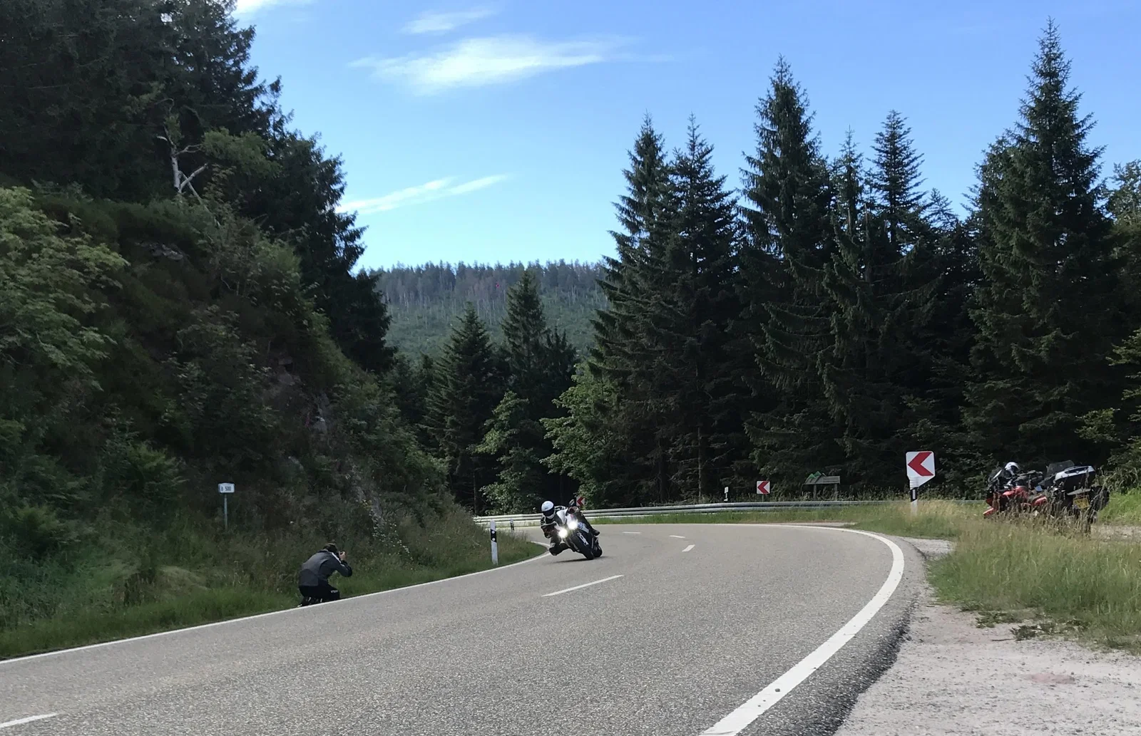 Mit einem BMW auf einer deutschen Landstraße fahren
